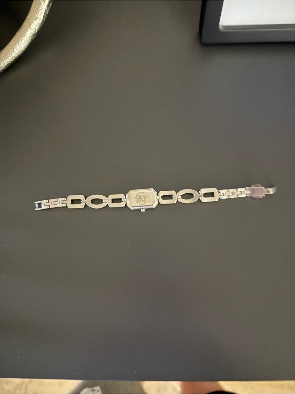 Citizen women’s watch with diamond chips. Silver.